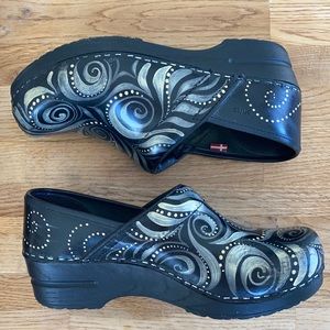 SALE! Sanita Clog Size 37 Great condition, metallic design with neutral colors